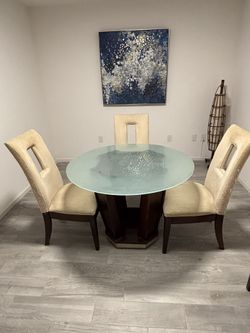 Dining Set Of 4 In Good Condition
