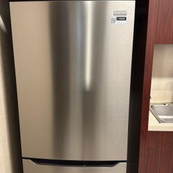 Like New- Purchased In 2025. Frigidaire Gallery Refrigerator.
