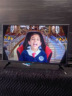 32 inch LG smart tv beautiful tv comes with remote control shows great quality clear picture works perfect guaranteed