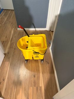 Rubbermaid mop bucket with squeeze