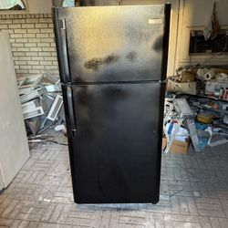 🇺🇸BEAUTIFUL BLACK 18 cu ft. FRIDGE🎅🏻RUNS LIKE BRAND NEW❤️WILL DELIVER FOR FEE🎊HAS EVERYTHING IN IT NOTHING MISSING🎉NO ISSUES WITH IT💕HAS GOOD R