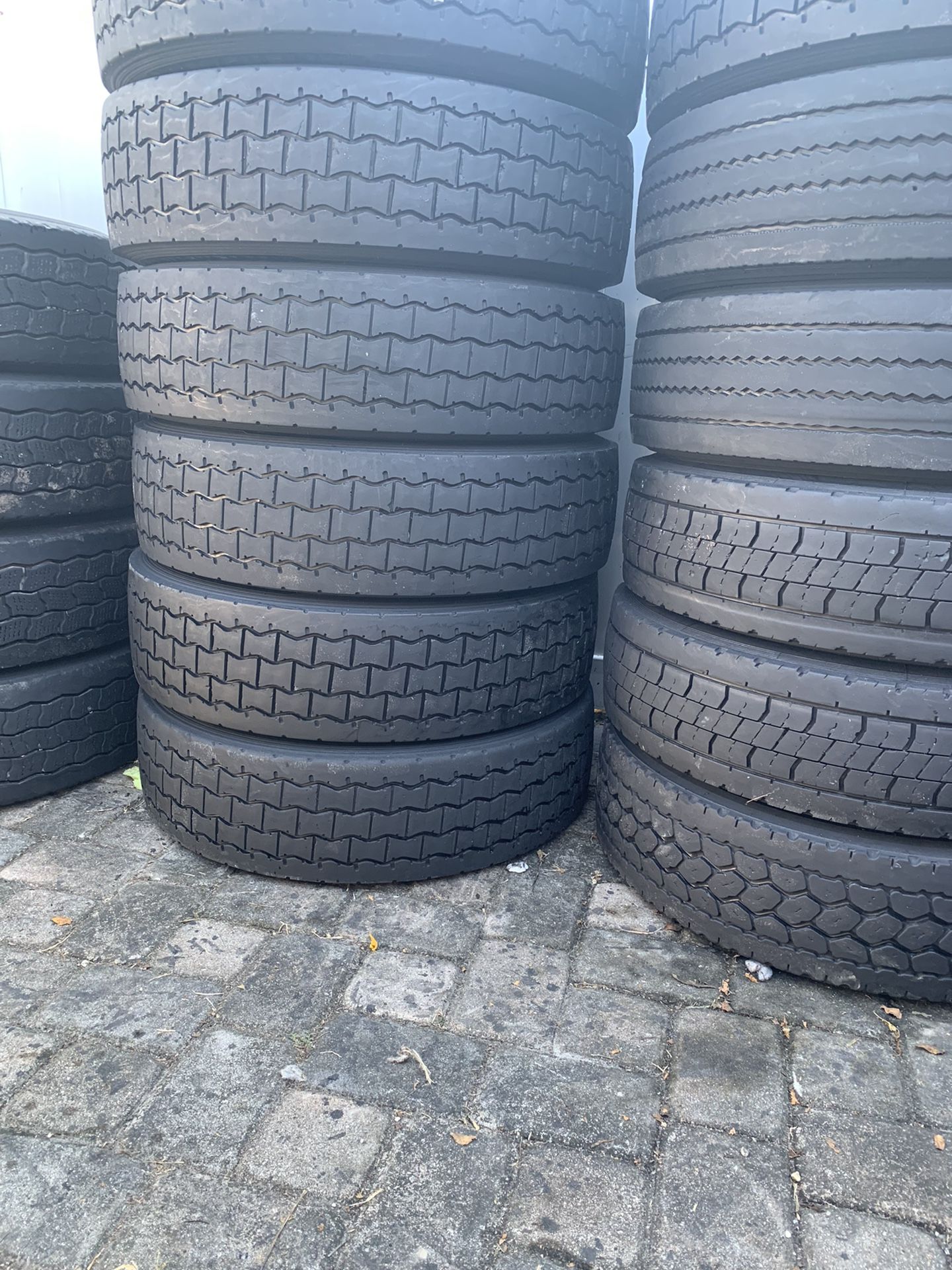 Used Tire 255/70 22.5 Michelin