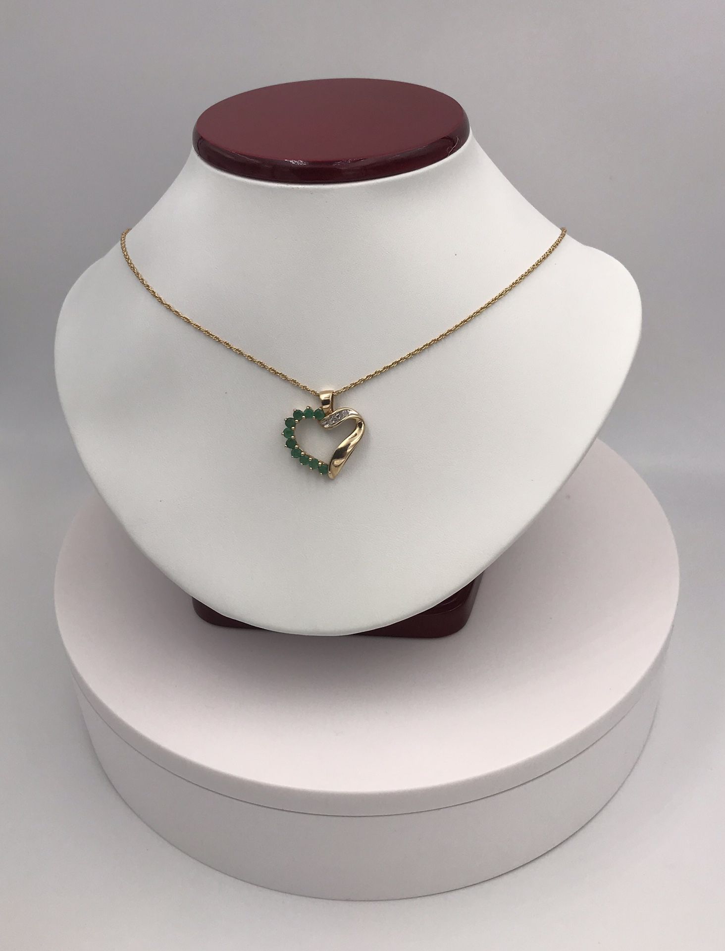 ***Special *** Emerald and diamond pendant for Mother’s Day 10Kt. Precioso pendiente de esmeraldas y diamantes en oro 10K