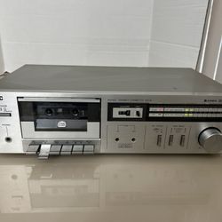 Vintage JVC KD-D2 ANRS Dolby Noise Reduction Single Stereo Cassette Deck. Used in good condition with some cosmetic blemishes associated with daily us