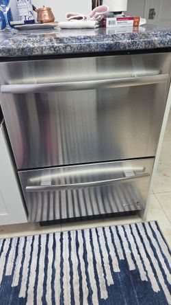JENN-AIR

Dual dishwasher works great JDD4000AWS3 retails $3k-5k