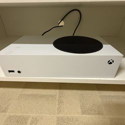 Les than 1 month old Xbox One S