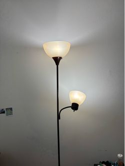 Lamp with white light bulbs