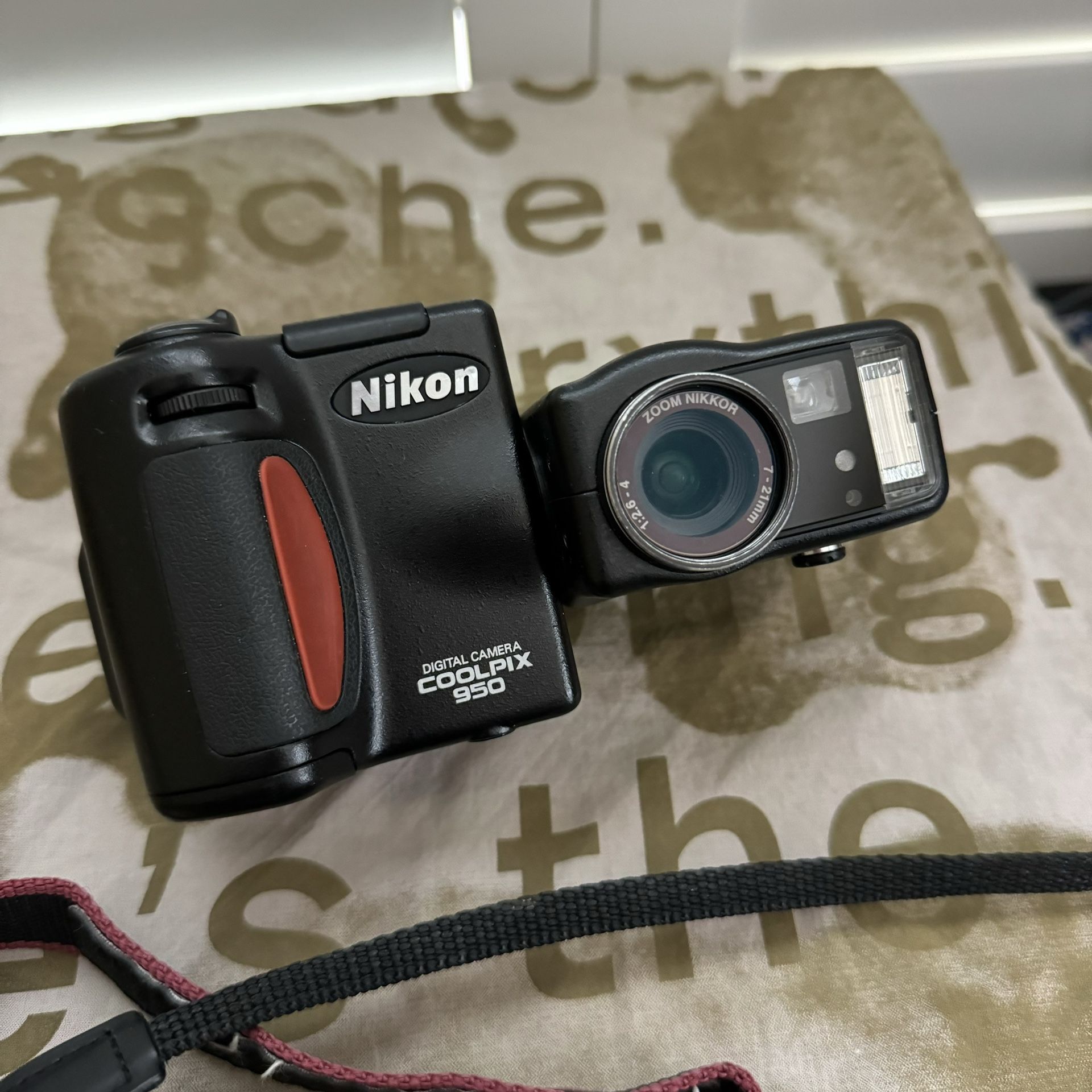 Nikon Coolpix 950 Digital Camera (READ DESCRIPTION)