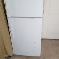 Estoy Vendiendo Este Refrigerator Jalando Al Cien  Pido $180 Dolares O Mejor Oferda Asina Como Esta En La Foto