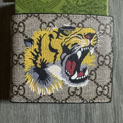 Guccl Beige Wallet