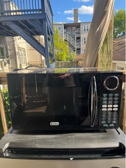 Free Countertop Microwave – Works Fine