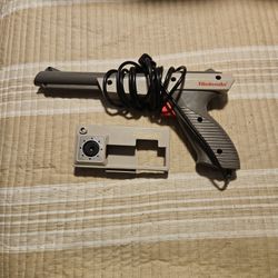 Nintendo Zapper Gun And Controller Holder