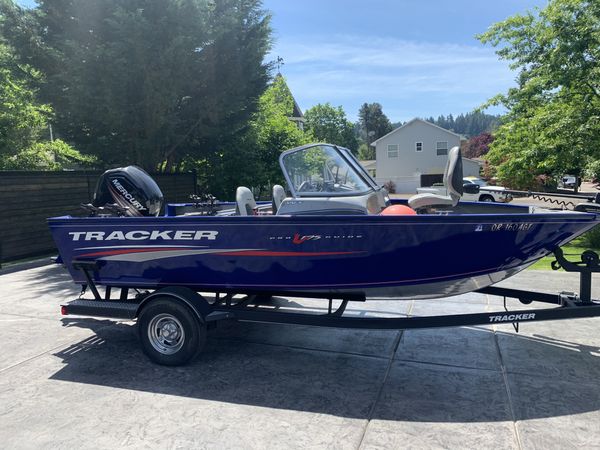 Tracker boat 18 ft wide. fishing boat. aluminum boat.