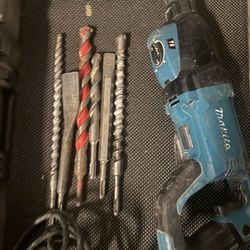Makita tool with bits