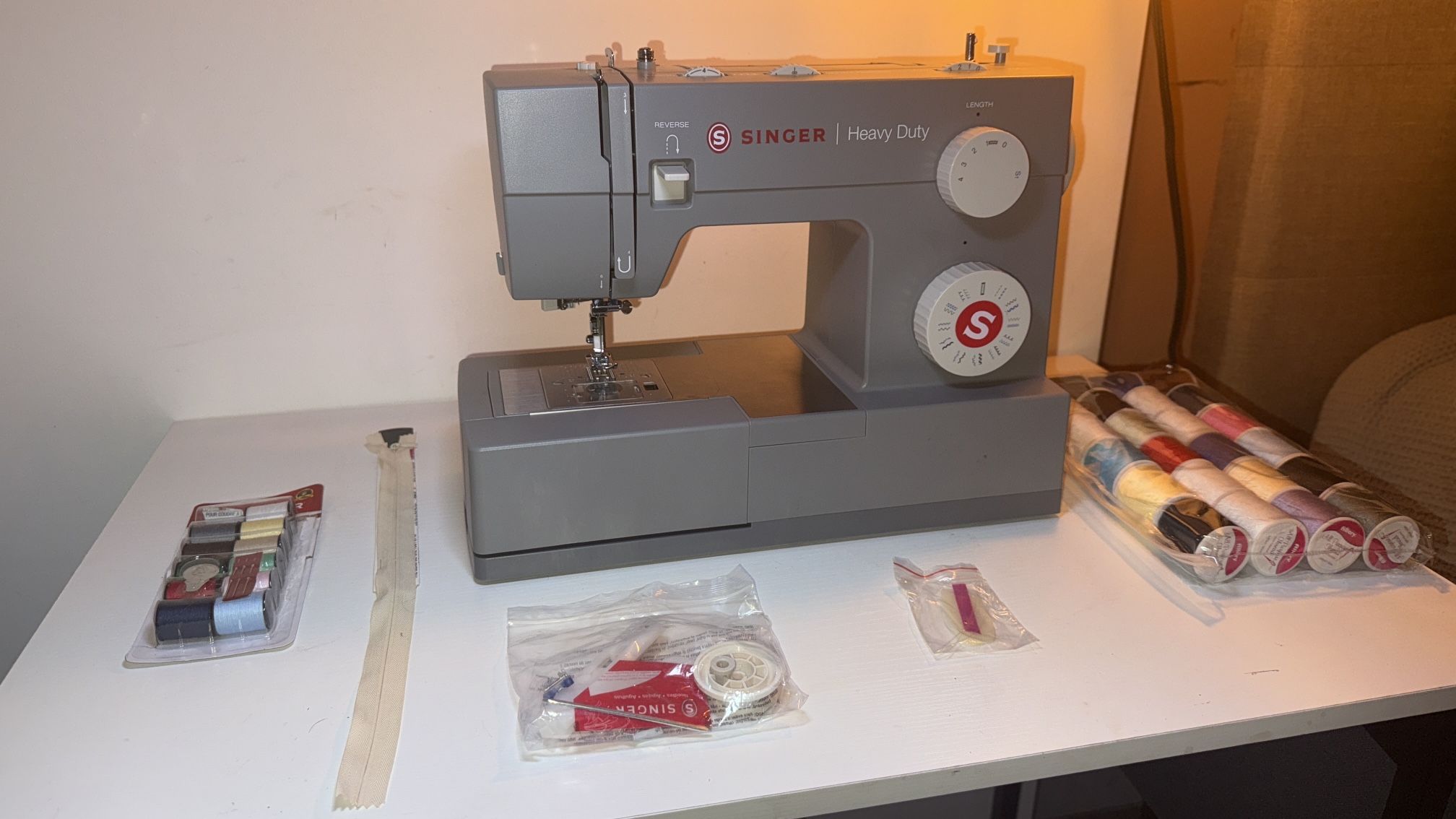 Like new Singer Heavy Duty Sewing Machine - Free Supplies 