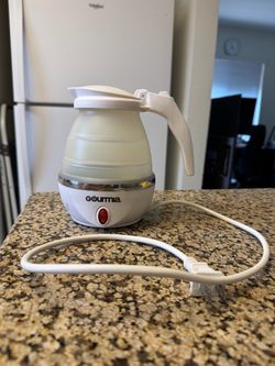 Portable electric kettle