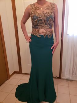 Dress Size SMALL  AND FITS Size Medium 