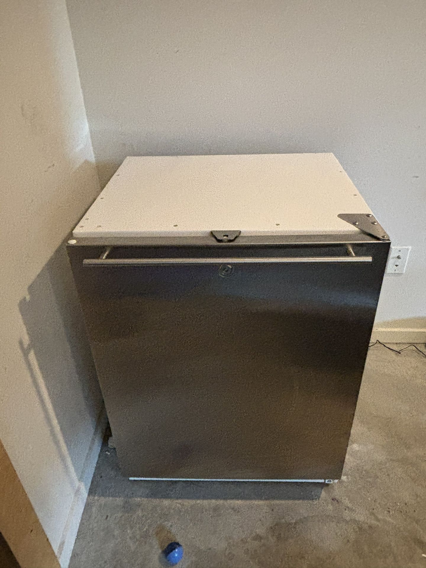 Bar Fridge/ Mini Fridge