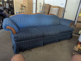 Early American Style Couch Near Perfect