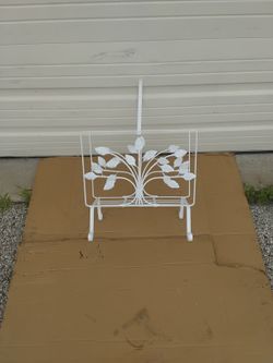 Nice White Old Fashion Magazine Rack / Holder And With Flower Design Very Clean Like New.