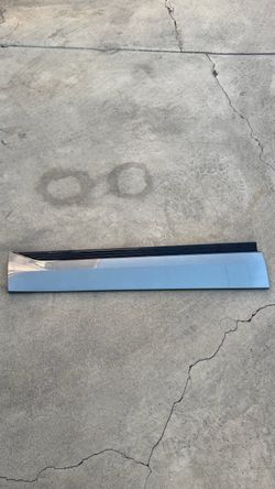 2023 2024 2025 CADILLAC LYRIQ FRONT LEFT DRIVER SIDE DOOR LOWER MOLDING OEM