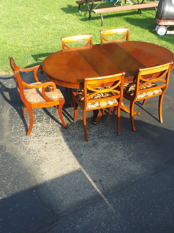 Vintage Mahogany Dining Table And 5 Chairs