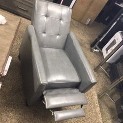 STYLISH RECLINER PUSH BACK MINI RECLINER GRAY IN COLOR. 23X 36X 27   SEATING 23X20. LIKE NEW CONDITION..RETAILS AT 319.95
