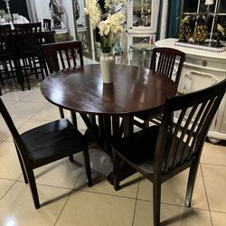 Small dining table with 4 chairs ( one chair is a bit different)