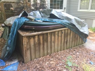 Huge Old Hottub/ You haul it as is