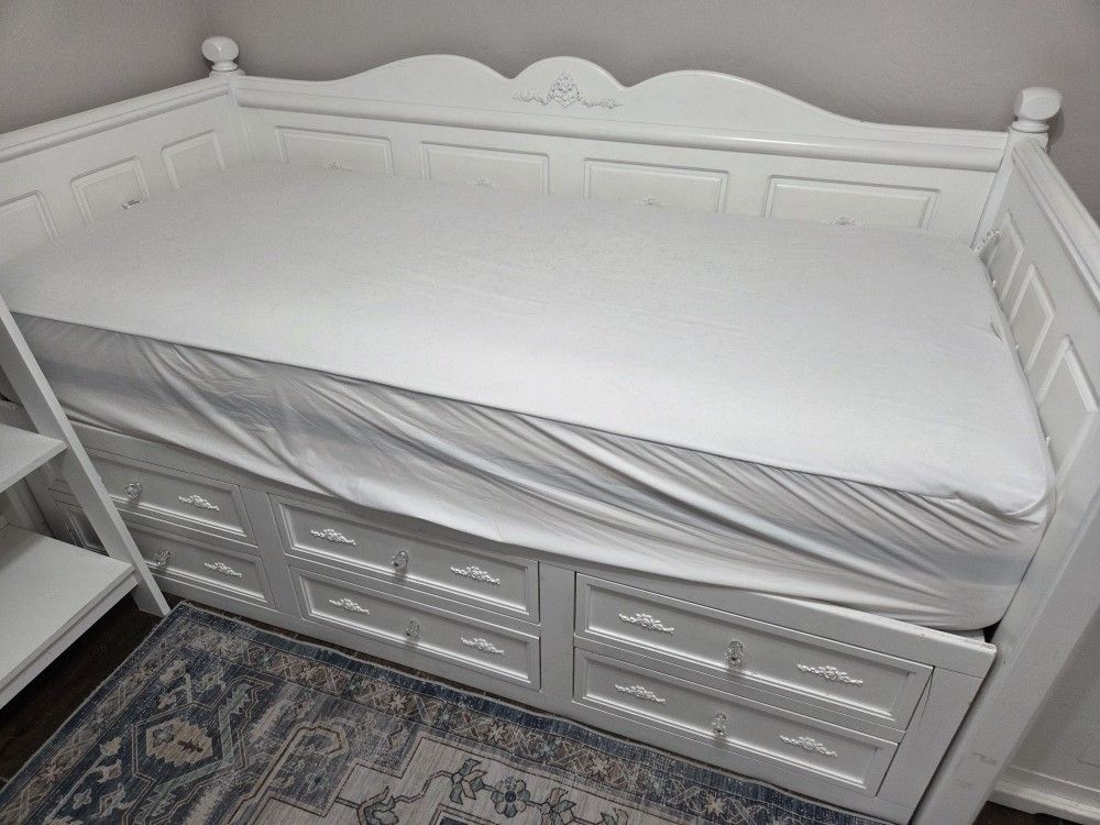 White Day Bed With 6 Drawers