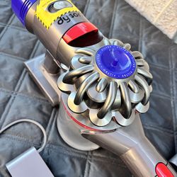 Dyson V7 Vacuum with Charger and Accessories