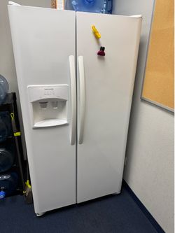 Frigidaire 25.5 Cu. Ft. Side-by-Side Refrigerator – White – Excellent Condition