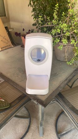 Cat/Dog Battery Operated Feeder. In Great Condition, Uses Size D Batteries. I Used It For My Small Dog Food.