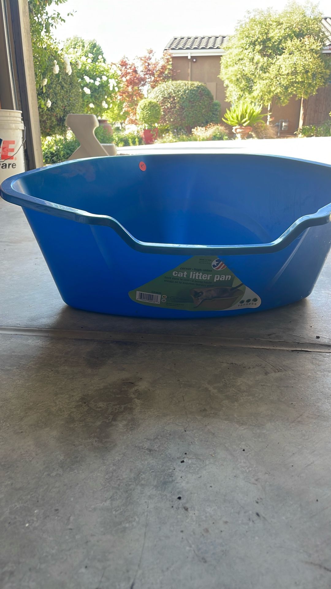 Cat litter box