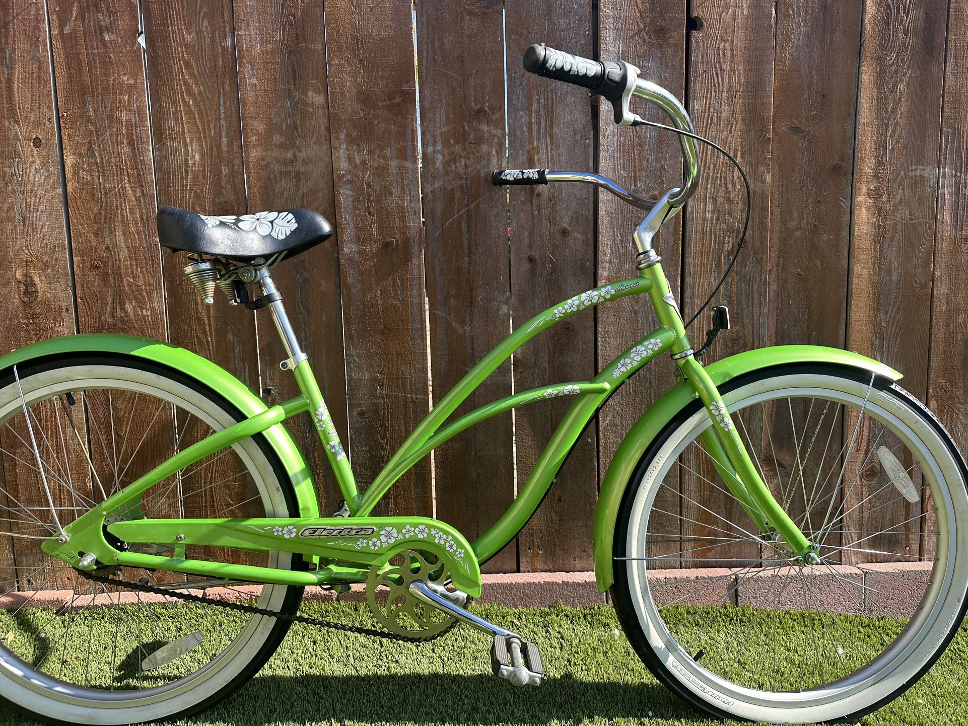 XMas Special. Electra Hawaii 3 Speed women’s 26 inch Beach Cruiser Bicycle. Beautiful Green with Gold rims. Rides and looks great.