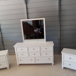Dresser With Nightstands ( Free Delivery If Needed)