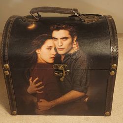 *Brand New* Twighlight Saga New Moon Vintage Carrying Case Trunk Style Edward Bella 