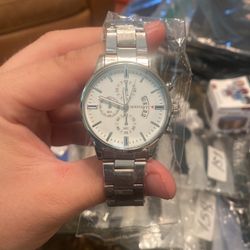 BRAND NEW SILVER MENS WATCH ONLY 10$! NO TRADES!