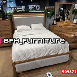 4pcs Queen Size Bedroom Set w. Mattress Included