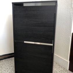 Shoe cabinet with two compartments