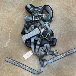 V flex safety harness, quick connect leg straps back chest and hip Deering shoulder and leg padding retail 589