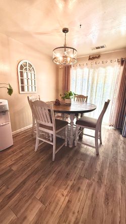 Round dining table