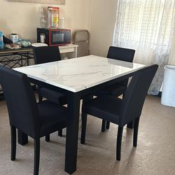 Dining Table Set. 🚚WE DELIVER🚚