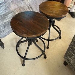 4 Stools/chairs