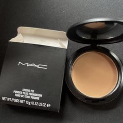 Mac NC35 Powder Makeup
