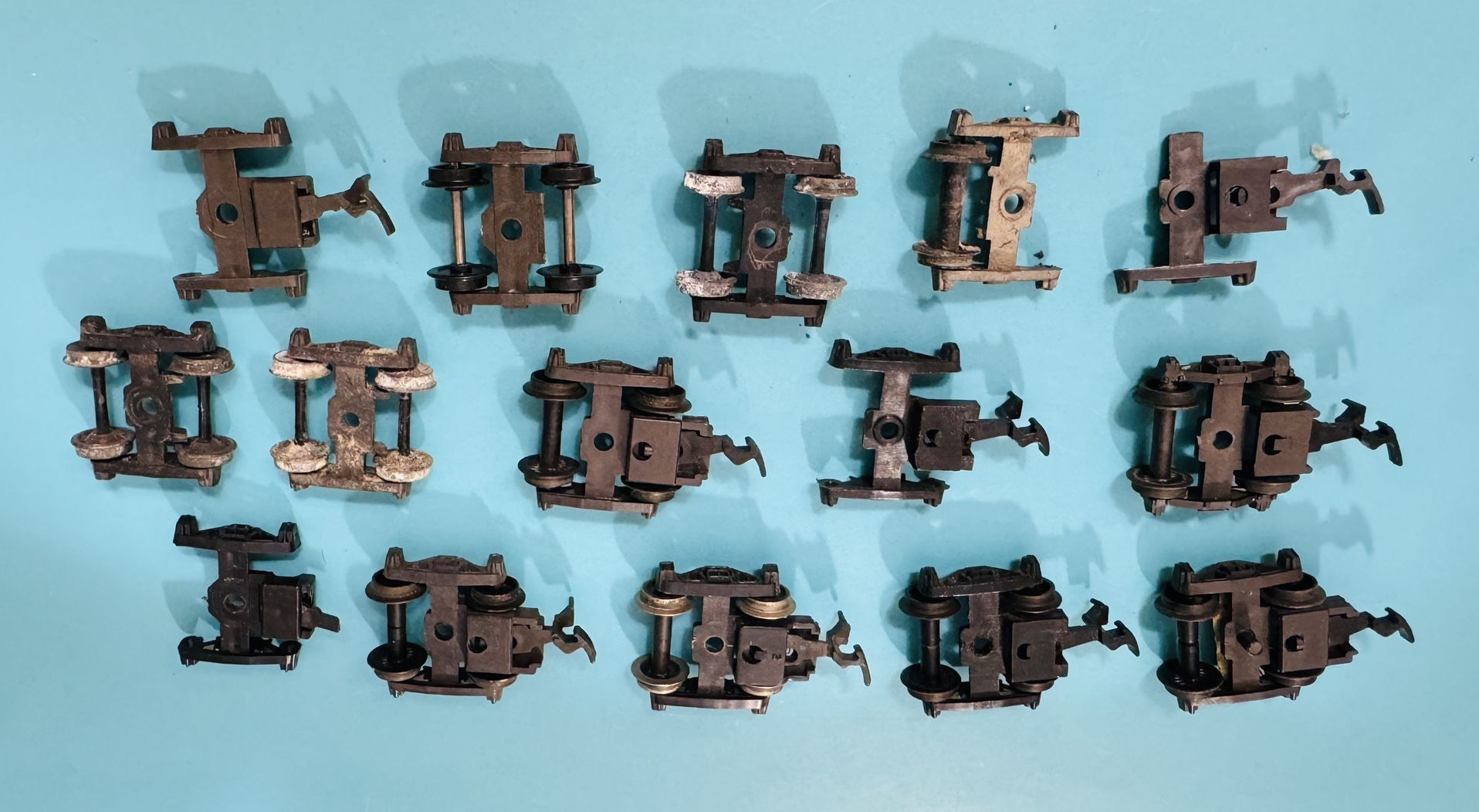 Lot of HO scale Trucks & Couplers - Some wear - $5 for all in the first pic