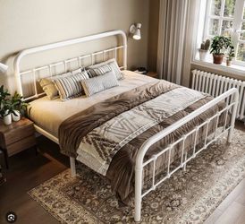 Queen size White metal bedframe new