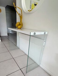 Entrance table