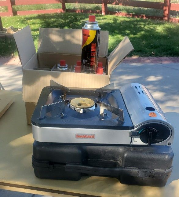 Iwatani za-3  butane portable stove and 8 cans of butane
