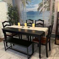 Beautiful Dining Set Good Condition! Table With 4 Chairs and Bench! I Can Deliver 
